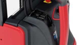 Carrello elevatore con forche tra i longheroni in versione con batteria agli ioni di litio Carrello elevatore con forche tra i longheroni in versione con batteria agli ioni di litio
