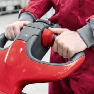 pallet_stacker-L14_L16_AP-tiller-4126_1767 Stoccatori Linde: Manovre senza sforzi grazie all'ergonomia perfetta