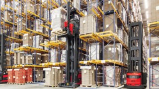 I carrelli per corsie strette di Linde Material Handling garantiscono un’alta frequenza di movimentazione e possono essere configurati in modo versatile. Due carrelli per corsie strette di Linde Material Handling durante l’impiego in un magazzino verticale.