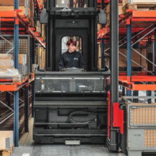 VNA-order_picking-retail-4270_280 VNA-order_picking-retail-4270_280