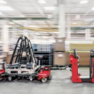 Carrelli elevatori autonomatizzati in azione in un magazzino Carrelli elevatori autonomatizzati in azione in un magazzino