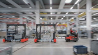 I trenini di movimentazione di Linde Material Handling trasportano contemporaneamente diversi tipi di merci.