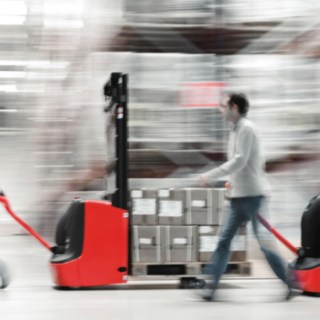Stoccatore di Linde Material Handling carico di merce Stoccatore di Linde Material Handling carico di merce
