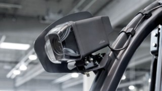 Linde TruckSpot™ di Linde Material Handling Linde TruckSpot™ di Linde Material Handling avvisa della presenza di carrelli elevatori in avvicinamento con l'aiuto di un simbolo di avviso.