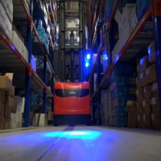 Presso MegaGroup, nei Paesi Bassi, Linde ha implementato la navigazione semiautomatica in corsie strette per stoccatori verticali. Video relativo all’impiego dal cliente: Presso MegaGroup, nei Paesi Bassi, Linde ha implementato la navigazione semiautomatica in corsie strette.
