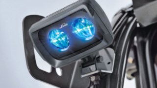 Linde BlueSpot™ di Linde Material Handling Linde BlueSpot™ di Linde Material Handling annuncia i carrelli elevatori in avvicinamento con l'aiuto di un segnale luminoso.